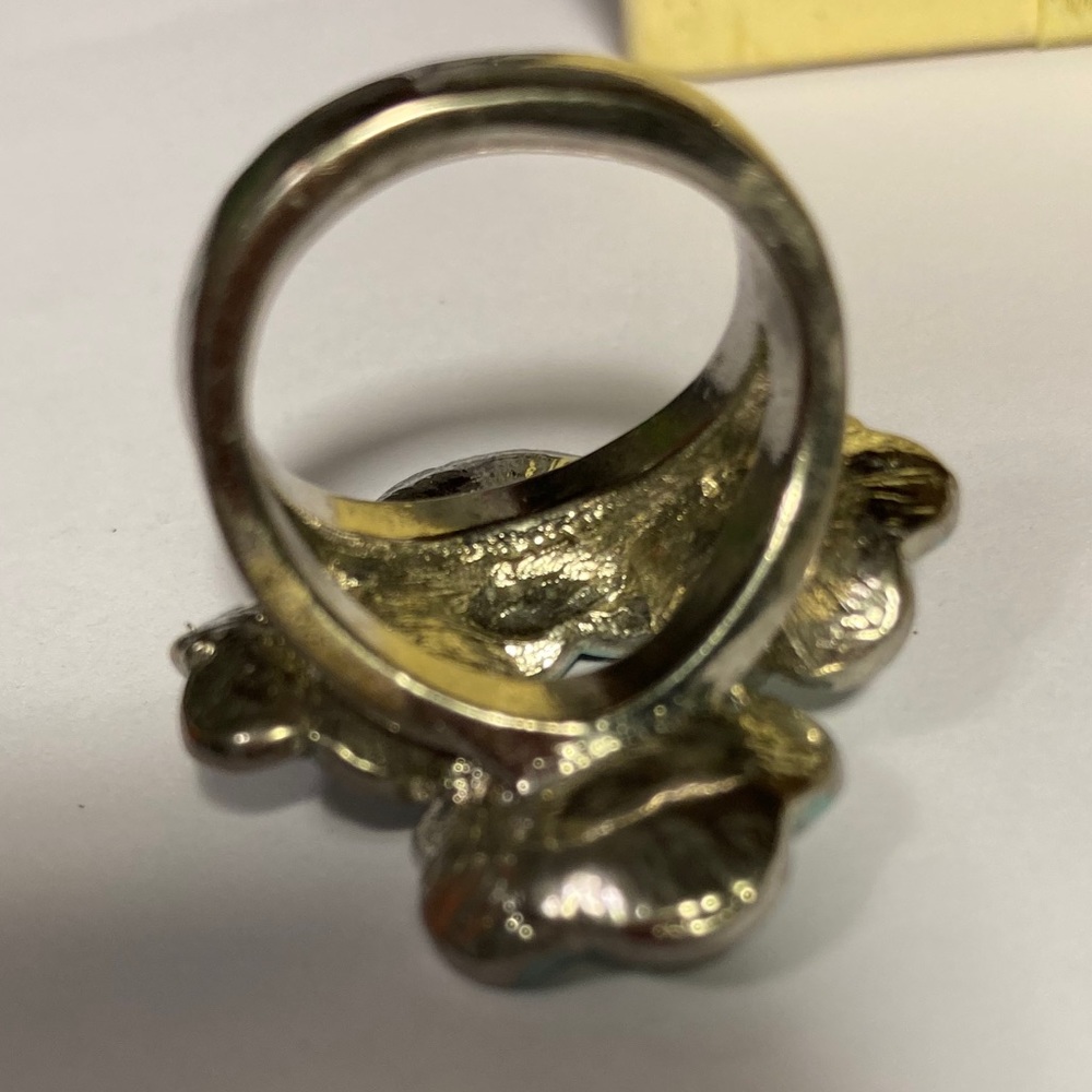 Adorable flower ring - Picture 2 of 3